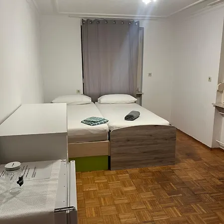 Gustavo Quarto em Acomodações Particulares
